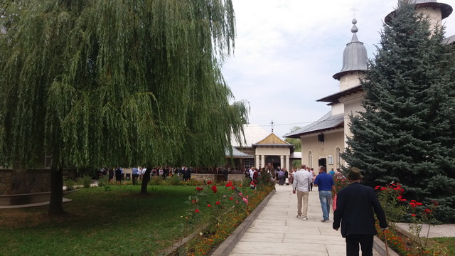 FOTO Sute de credincioși la hramul Bisericii &#8222;Adormirea Maicii Domnului&#8221; Vânători-Neamț, ZCH NEWS - sursa ta de informații