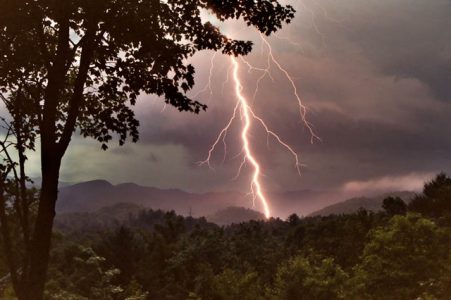 Cod galben de furtuni cu descărci electrice în jumătate din ţară, ZCH NEWS - sursa ta de informații
