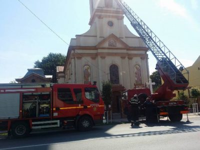 Știre actualizată: Un bărbat ameninţă că se aruncă de pe o biserică din Roman, ZCH NEWS - sursa ta de informații
