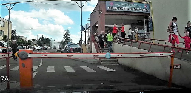 Control video al accesului auto în curtea Spitalului Roman, ZCH NEWS - sursa ta de informații