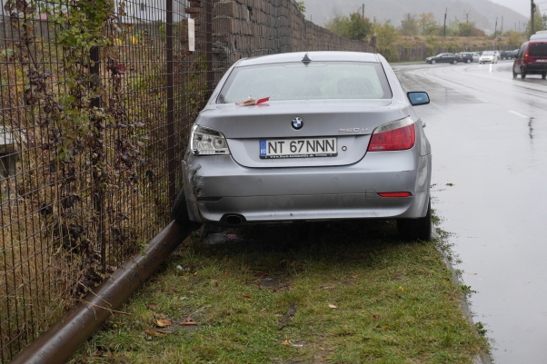 Culmea măiestriei auto: să parchezi pe țeava de gaz, ZCH NEWS - sursa ta de informații