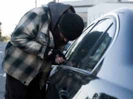 Au furat o maşină, au spart un garaj şi un apartament şi-au fost prinşi în „pauza” de cafea