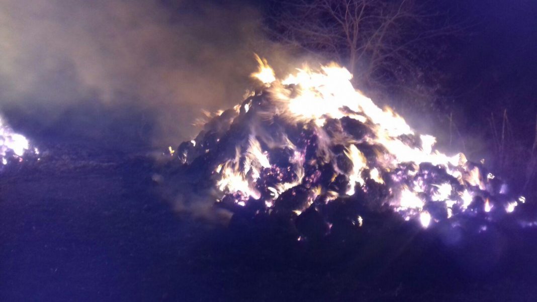 3.000 de baloți de fân, incendiați în curtea unui crescător de animale