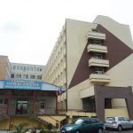 Știre actualizată. Iese fum de la subsolul spitalului Roman