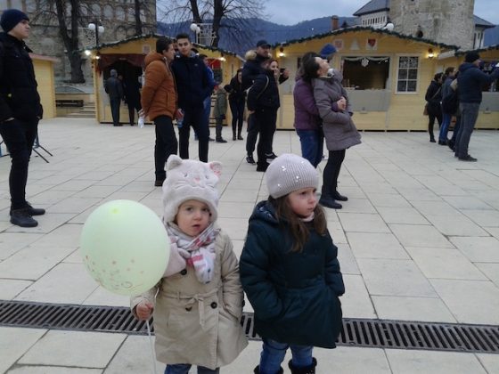 GALERIE FOTO Moș Crăciun a deschis Târgul de Crăciun la Piatra Neamț, ZCH NEWS - sursa ta de informații