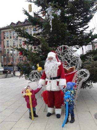 GALERIE FOTO Moș Crăciun a deschis Târgul de Crăciun la Piatra Neamț, ZCH NEWS - sursa ta de informații