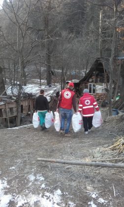 FOTO Alimente, haine şi jucării de la Crucea Roşie Neamţ, ZCH NEWS - sursa ta de informații