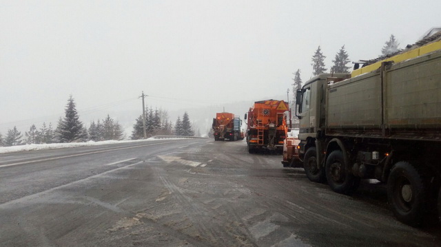 170 de tone de antiderapant împrăştiat în două zile pe drumuri din Moldova, ZCH NEWS - sursa ta de informații