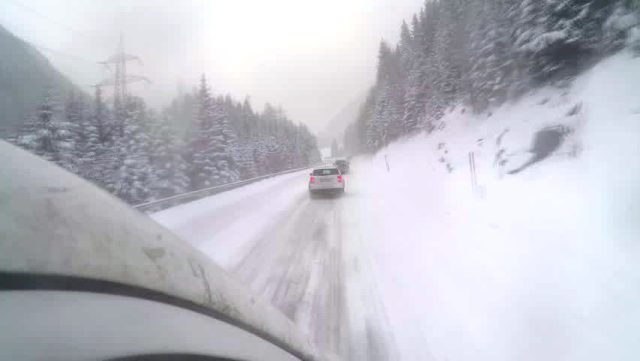 COD GALBEN Neamț și Suceava: vânt ce va depăși 100 km/h, viscolind zăpada