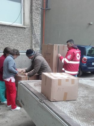 Pătuțuri și lenjerii donate Maternității prin Crucea Roșie Neamț, ZCH NEWS - sursa ta de informații