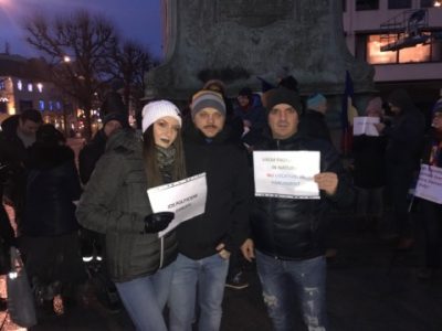 Trei tineri din Târgu-Neamţ protestează din&#8230;Suedia, ZCH NEWS - sursa ta de informații