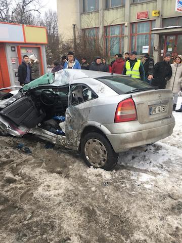ACTUALIZARE Un autoturism a intrat sub un autocamion cu lemne