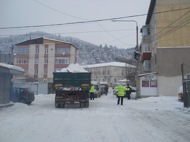Cortegiu funerar împotmolit în zăpadă la Târgu Neamț