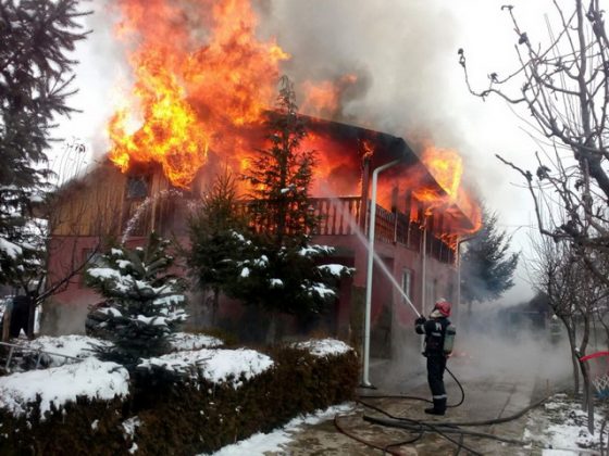 ACTUALIZARE Casă incendiată la Săvinești din cauza coșului centralei termice, ZCH NEWS - sursa ta de informații