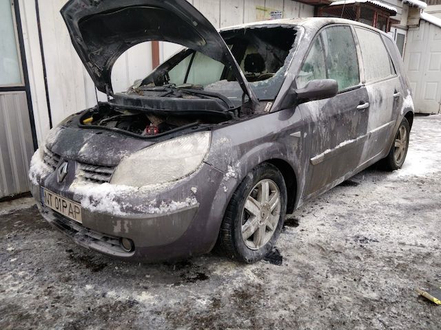 ACTUALIZARE Un Renault a luat foc lângă Piața Dărmănești, ZCH NEWS - sursa ta de informații