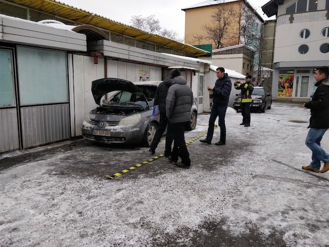 ACTUALIZARE Un Renault a luat foc lângă Piața Dărmănești, ZCH NEWS - sursa ta de informații