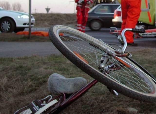 Biciclist accidentat grav de o ambulanță