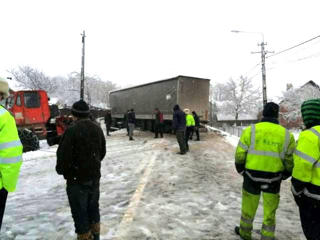 Noapte grea pentru drumari: Probleme din cauza camioanelor nepregătite pentru iarnă, ZCH NEWS - sursa ta de informații