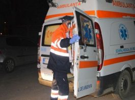 Bătrână accidentată ajutată cu două şerveţele de un şofer începător!