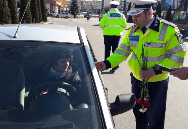 FOTO Flori pentru doamne şi domnişoare de la poliţiştii din Bacău, Iaşi şi Neamţ, ZCH NEWS - sursa ta de informații