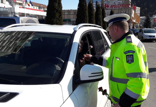 FOTO Flori pentru doamne şi domnişoare de la poliţiştii din Bacău, Iaşi şi Neamţ, ZCH NEWS - sursa ta de informații