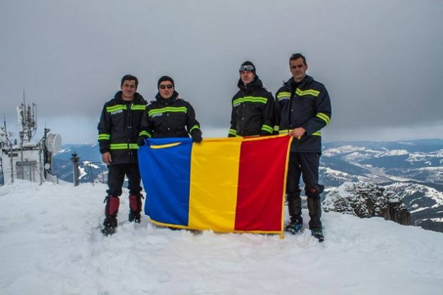 FOTO Jandarmii şi pompierii au dus tricolorul pe Ceahlău, ZCH NEWS - sursa ta de informații