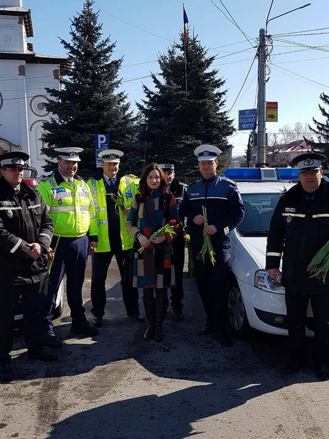 FOTO Târgu Neamţ: Flori pentru doamne şi domnişoare de la poliţişti, ZCH NEWS - sursa ta de informații