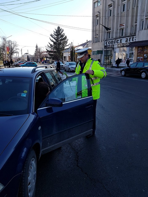 FOTO Târgu Neamţ: Flori pentru doamne şi domnişoare de la poliţişti, ZCH NEWS - sursa ta de informații