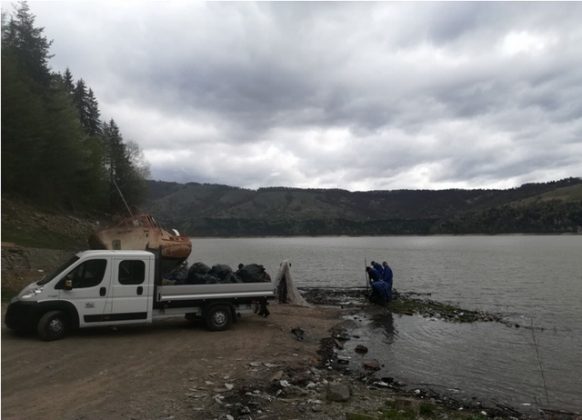 FOTO SGA Neamţ a strâns 4 tone de deşeuri la Lacul Izvorul Muntelui, ZCH NEWS - sursa ta de informații