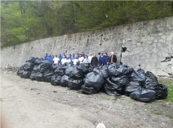 FOTO SGA Neamţ a strâns 4 tone de deşeuri la Lacul Izvorul Muntelui, ZCH NEWS - sursa ta de informații