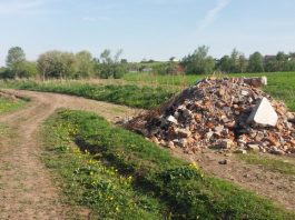 Vânători-Neamţ: Moloz adus de la Târgu-Neamţ şi descărcat în mijlocul drumului