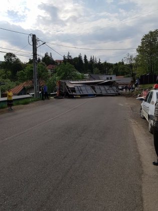 Știre actualizată. Un tir răsturnat blochează drumul Piatra Neamț-Târgu Neamț. Galerie Foto, ZCH NEWS - sursa ta de informații