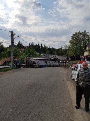 Știre actualizată. Un tir răsturnat blochează drumul Piatra Neamț-Târgu Neamț. Galerie Foto, ZCH NEWS - sursa ta de informații