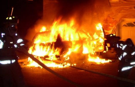 Maşină incendiată la miezul nopţii, la Pipirig, ZCH NEWS - sursa ta de informații