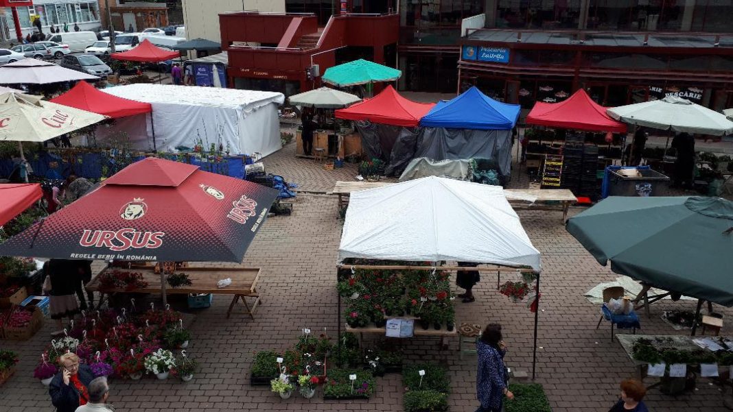 Comercianții de flori din piață rânduiți prin tragere la sorți