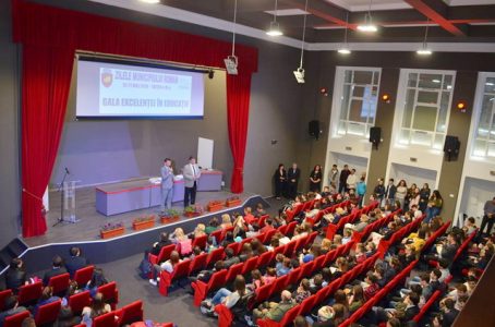 Gala Excelenţei în Educaţie la Roman: premii de peste 50.000 de lei, ZCH NEWS - sursa ta de informații