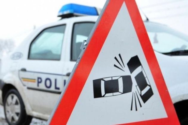 Accident sub ochii polițiștilor: o mașină a intrat într-un stâlp, ZCH NEWS - sursa ta de informații