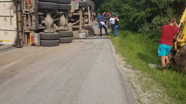 O basculantă cu balast s-a răsturnat la Tupilați