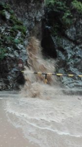 Aluviuni pe drumul național care leagă comuna Bicaz Chei de județul Harghita, ZCH NEWS - sursa ta de informații