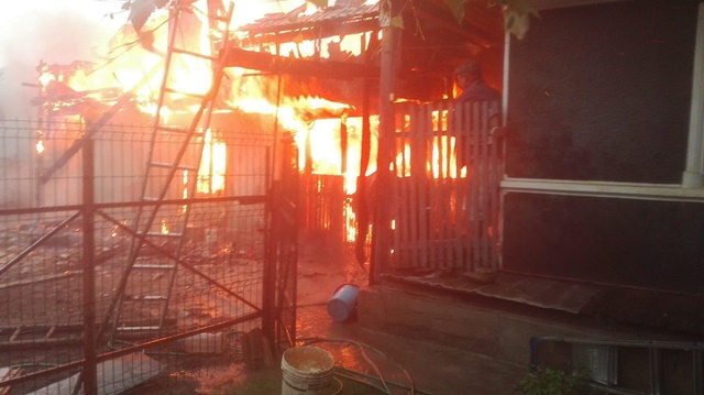 Știre actualizată: Casă în flăcări după ce a fost lovită de trăsnet. Foto, ZCH NEWS - sursa ta de informații