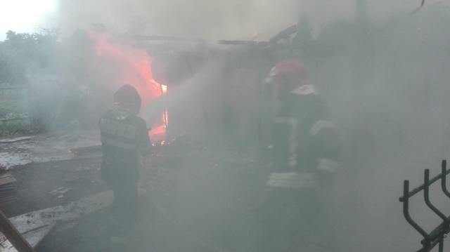 Știre actualizată: Casă în flăcări după ce a fost lovită de trăsnet. Foto, ZCH NEWS - sursa ta de informații
