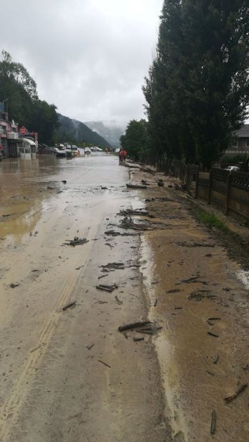 FOTO Drum blocat între Poiana Largului şi Borsec, ZCH NEWS - sursa ta de informații