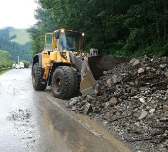 Poiana Teiului: drum blocat de copaci și aluviuni, ZCH NEWS - sursa ta de informații