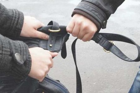 Tânăr din Neamț arestat pentru 30 de zile pentru tâlhărie - a smuls poșeta unei femei de 69 de ani