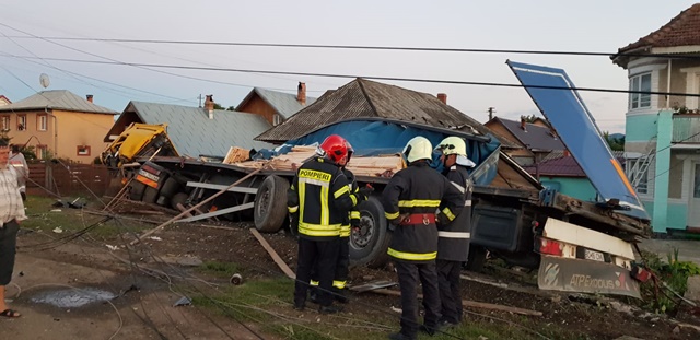 ACTUALIZARE Un TIR cu lemne a acroșat două mașini și s-a răsturnat la Săvinești (FOTO), ZCH NEWS - sursa ta de informații