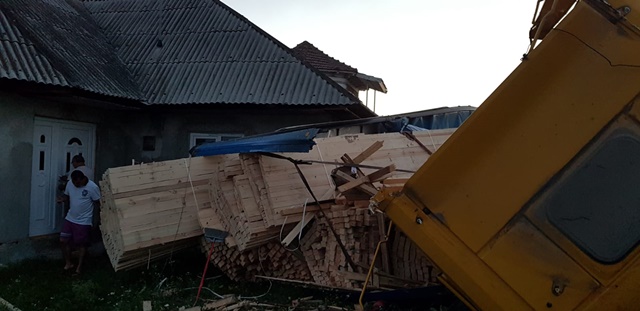 ACTUALIZARE Un TIR cu lemne a acroșat două mașini și s-a răsturnat la Săvinești (FOTO), ZCH NEWS - sursa ta de informații