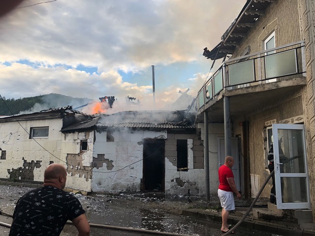 Incendiul de la piața din Târgu Neamț a fost localizat. Galerie foto, ZCH NEWS - sursa ta de informații