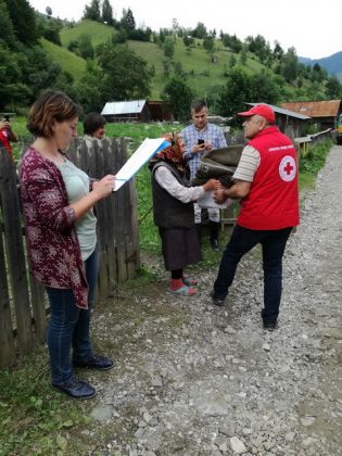 FOTO Ajutoare de la Crucea Roşie pentru sinistraţii de pe Valea Muntelui, ZCH NEWS - sursa ta de informații