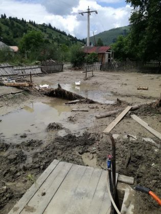 FOTO Ajutoare de la Crucea Roşie pentru sinistraţii de pe Valea Muntelui, ZCH NEWS - sursa ta de informații