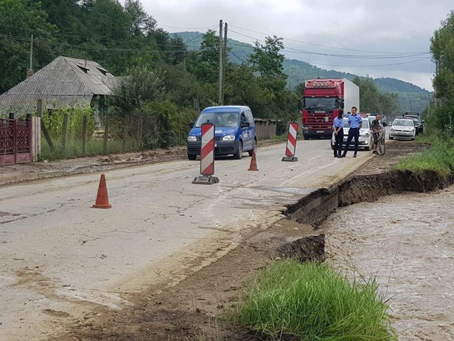 Drumul din Pipirig blocat cu repetiție, de data aceasta pentru curățenie, ZCH NEWS - sursa ta de informații